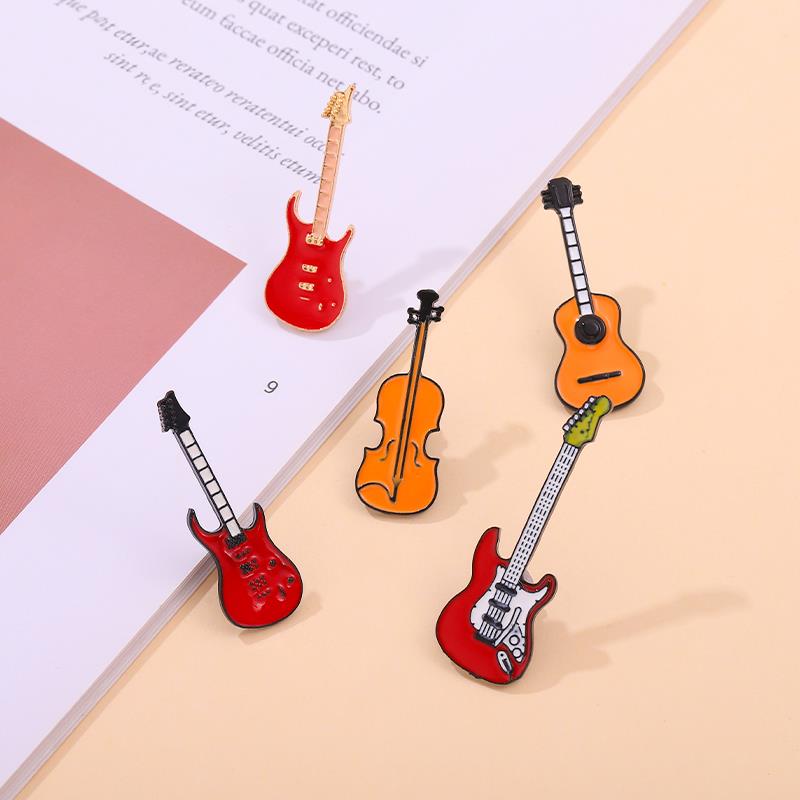 Musical Instruments Cartoon - Pins Custom กีตาร์เบสเข็มกลัดเครื่องดนตรี Lapel ป้ายการ์ตูนของขวัญเครื่องประดับสําหรับเด็กเพื่อน Rock