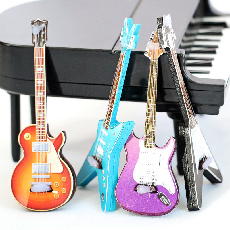 Musical Instrument I Play - 1 ชิ้น โมเดลกีตาร์จิ๋วสำหรับบ้านตุ๊กตา เครื่องดนตรีจำลอง ของตกแต่งบ้านตุ๊กตา ของเล่นเสริมสร้างจินตนาการสำหรับเด็ก