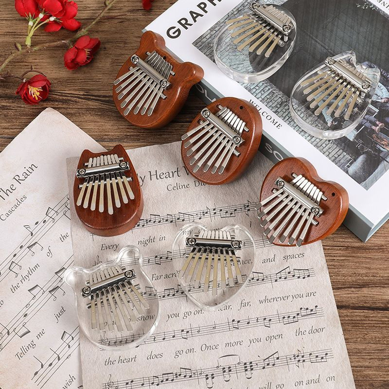 Musical Instrument Piano - 5*7 ซม.8Key Kalimba Thumb เปียโนของขวัญสําหรับเด็กเริ่มต้นคนรักดนตรีผู้เล่นน่ารักเครื่องดนตรีจี้พวงกุญแจอุปกรณ์เสริม